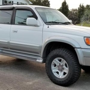 2000 4Runner
Goodyear Ultra Terrains 10.5x31.5
2 1/2 inch lift
