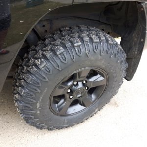 Pizza cutter - 235-85-16 on early model Tundra - 16x7 - 15mm offset rim with fresh powder coat satin finish.
