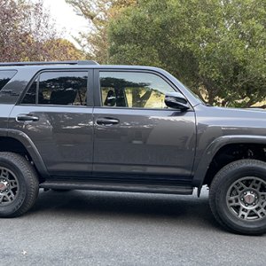 Gypsy after she got her Icon Stage 5 Lift - wrenched by the one and only Yodaman in Santa Rosa, CA - with stock 265/70/17 tires.