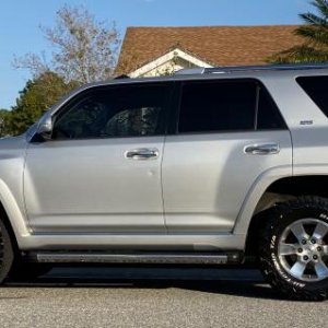 Transformation began :
3' Front - 2' Rear leveling/lift kit.
275/70/17 BFG KO2
Gas tank lid cover