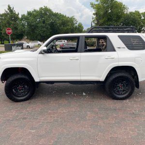 Three inch Toytec level kit installed.