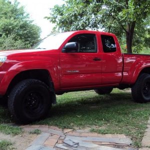 5453 1201964283743 1067665423 30675814 1179260 n

05 taco 4x4 6 speed, 3" lift, nittos, procomps, undercover, grillcraft.