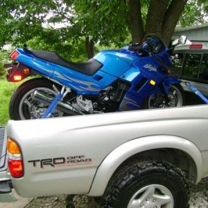 n1067665423 30393489 7203613

my old 02 taco 4x4 3.4L  5 speed.  3" lift,   33" susper swamper tsl radials.    with my wife's ninja 250