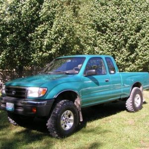 217720 1006464236364 1067665423 30039770 4451 n

my old 98 taco 4x4 2.7L   5 speed.  3" lift.   super swampers.   rare surfside green.......