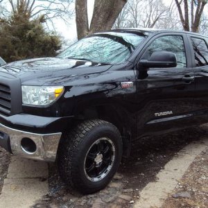 198956 1768030315040 1067665423 32109200 1463958 n

08 Tundra DC 4x4 5.7L   3" lift,  33" nitto NTG's   V tech vision 18x9 wheels.