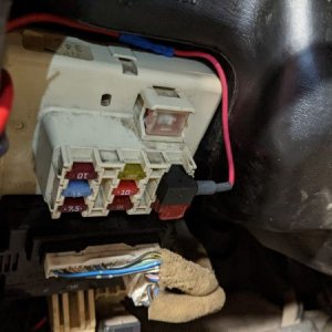 Fuse tap powers a 5V transformer for a Rexing dash cam.