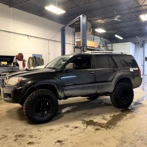 Bigger tires to complement the new suspension. Maxxis RAZR 315/70R17, SCS BR6 17x9 -38mm