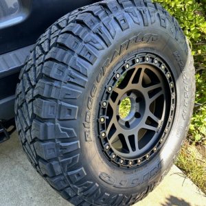 285/75-17R, 34" Perfect fit.