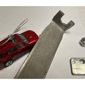 Wrench for combustion exhaust pipe hangar