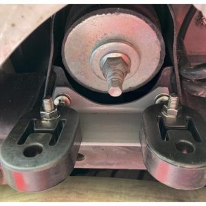 Combustion exhaust pipe hangar 2
