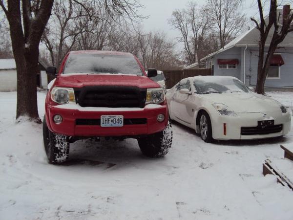 18754 1281923002661 1067665423 30920680 12357 n

05 taco 4x4 3" lift,   procomps, nittos,  grillcraft, t-rex 6 speed next to 07 350Z 6 speed