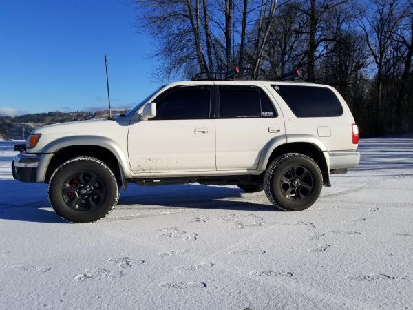 2 inch lift installed and a dusting of snow! couldn't ask for much more. I absolutely love the ride now. Feels like a different rig!