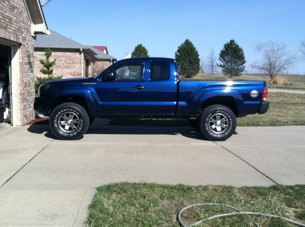 2007 2.7 access cab, 3" lift, 33's. custom grille, etc..