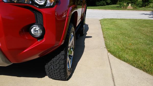 20x9 +18 offset with 275/60/20 BFG KO's 
Bilstein 5100's set at 0
Dobinson springs
C59-302 Front
C59-505 Rear
New KYB Top Hats
