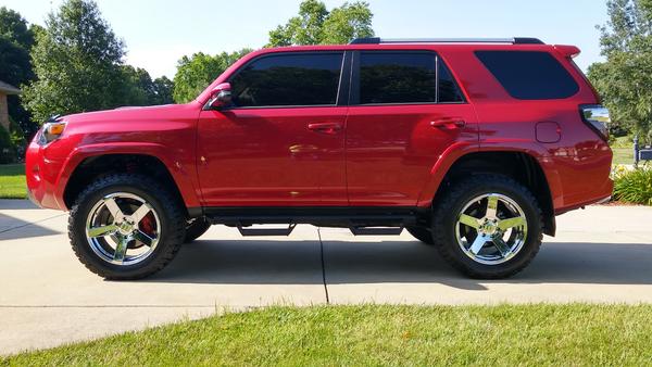20x9 +18 offset with 275/60/20 BFG KO's 
Bilstein 5100's set at 0
Dobinson springs
C59-302 Front
C59-505 Rear
New KYB Top Hats