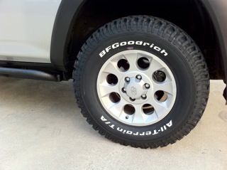 275/70/17 BFG AT