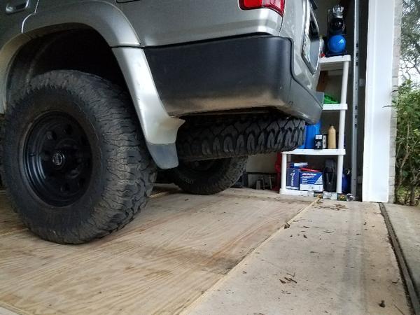 33" 285/75r16 spare under a 3rd gen 4runner with stock bumper