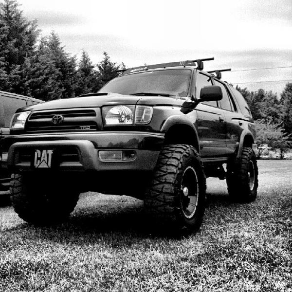5 1/2 lift. 35'' mud grapplers with 17'' rims