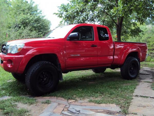 5453 1201964283743 1067665423 30675814 1179260 n

05 taco 4x4 6 speed, 3" lift, nittos, procomps, undercover, grillcraft.