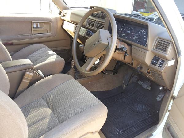 87 Hilux interior