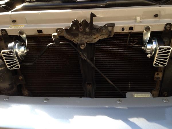 Aftermkt Fiamm El Grande horns, no relay, installed facing forward, like stock