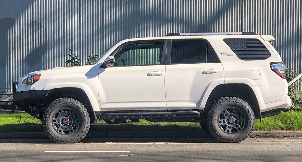 approx 3" lift, 265/70r17 stock sized BFG KO2's
