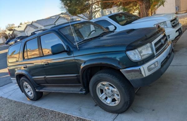 Bought cheap to learn about the 5VZ, did headgaskets on this one, "2Runner", 5VZ, auto, 2wd, doesn't run, don't laugh at me :D