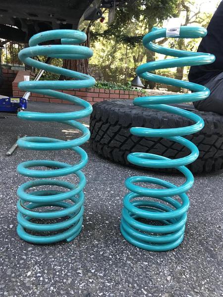 C59677VvsC59701V
Side by side shot of C59-677V vs C59-701V long travel rear coils