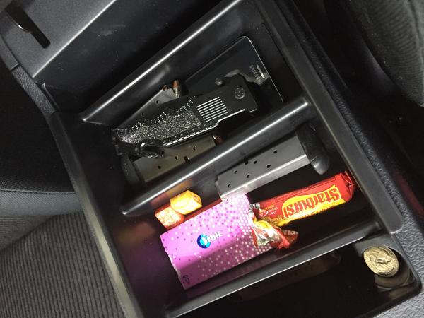 Center console tray fitting over lock box