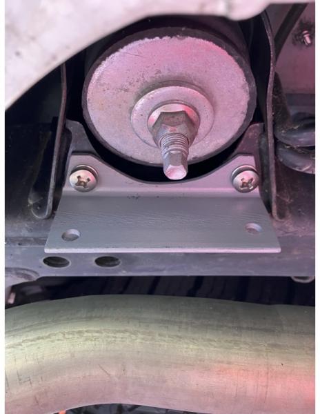 Combustion exhaust pipe hangar 1