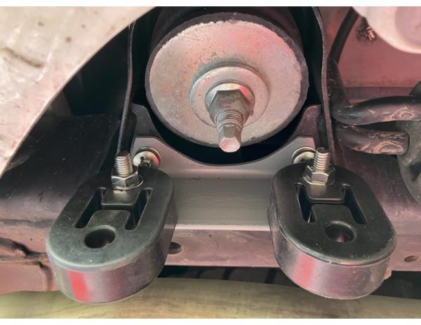 Combustion exhaust pipe hangar 2