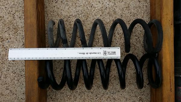 Front 2012 FJ Coil Spring vs 2007 4Runner stock spring
There's a 1" difference in length and wire gage is heavier.