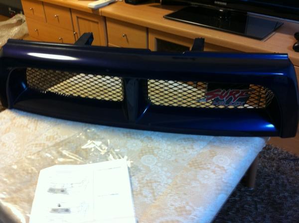 紺色です。
It's a navy blue finish but will be painted black to match my truck
