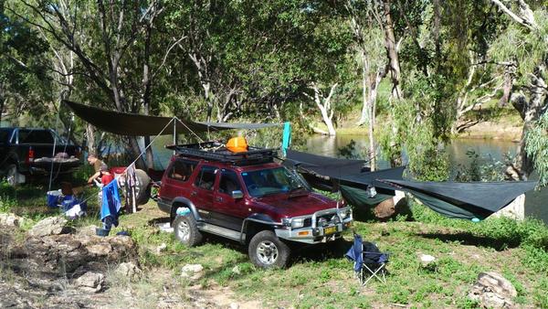 Henessy hammocks strapped to the roof rack - dam easy camping !!!