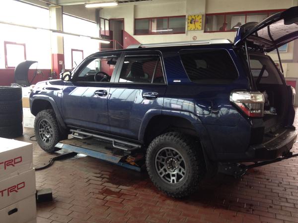 Installing my new wheels (TRD Pro Wheels-Grey)