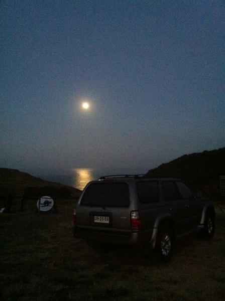 la foto (36)
Moon sunset at dawn over the Pacific Ocean in Puchuncavi, Chile.
Sleeping in the Yota.