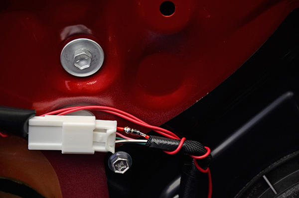 Latch button latch plug