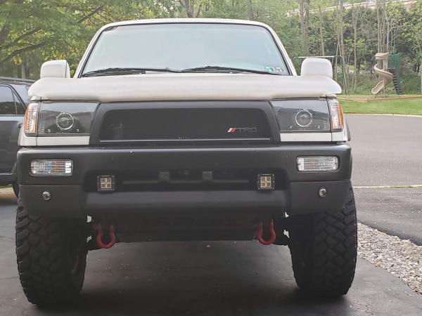 New front skid plate Skid Row Offroad, Sonoran Steel shackle hangers with red powder coated 3/4 shackles.