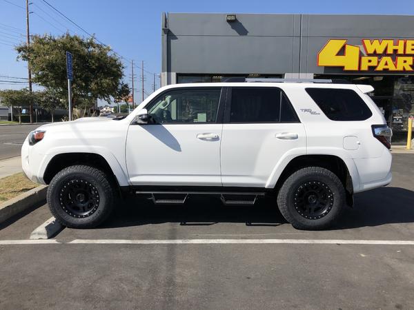 New Toyo Tires, Procomp wheels, & level kit installed