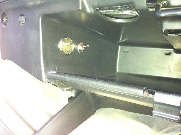 Over-ride Switch for DVD.
Also added 12V (for charging)