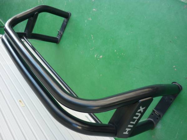 Pic of the Hilux truck rollbar. Seller took some funky pics; excuse the angle. ハイラックストラックのロールバーだ、写真はちょっと斜めなってるけど。。。