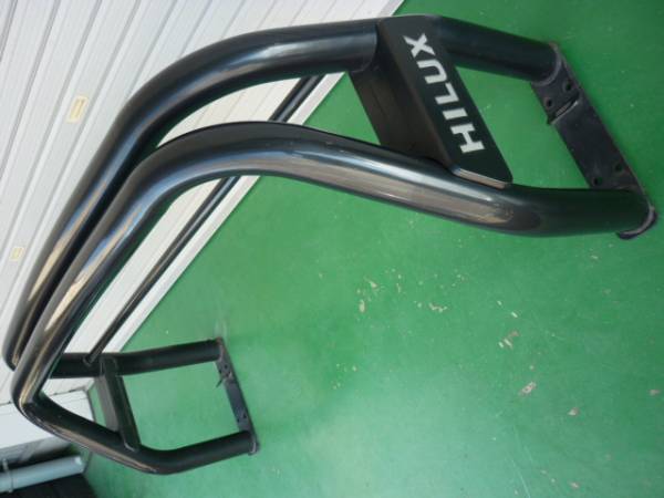 Pic of the Hilux truck rollbar. Seller took some funky pics; excuse the angle. Shipping cost more than bar. ハイラックストラックのロールバーだ、写真はちょっと斜めなってるけど。商品より送金が高