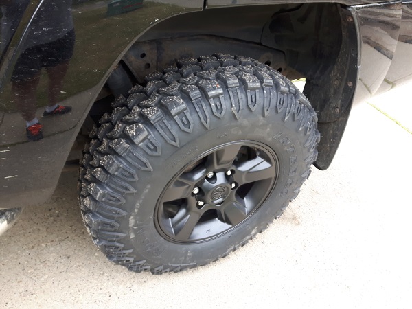 Pizza cutter - 235-85-16 on early model Tundra - 16x7 - 15mm offset rim with fresh powder coat satin finish.