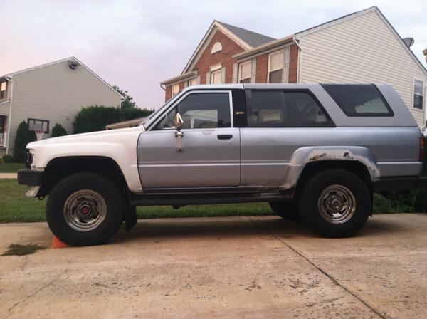 plasti dipped the front fender white. if you squint it doesnt look so bad