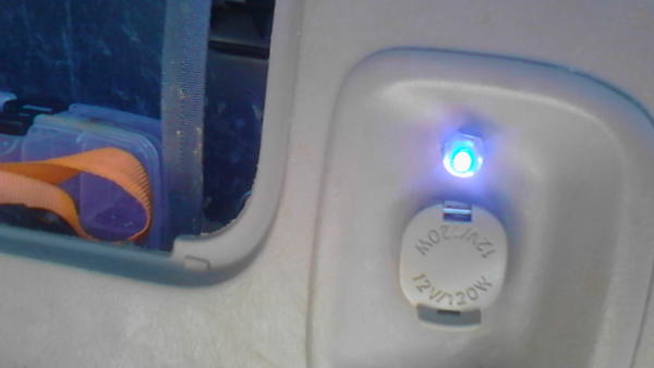 Power wire from splitter runs under carpet and behind the socket panel. Just pull and it comes out easy peazy.