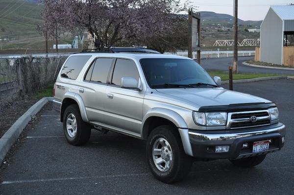 Side view of the 4runner. Next I want to get new tires and wheels (with a offset).
