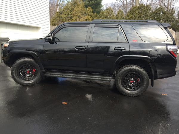 SR5 and brakes painted red, matches TRD on wheels