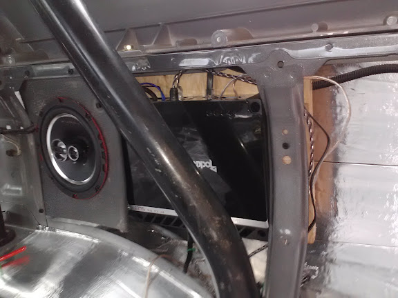 Sub amp custom located and 5in speakers located