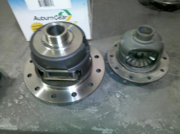 T10.5 AG VS T8 STD
Here is a pic of The Auburn PRO LSD to fit the 07+ Tundra 10.5" rear, the tiny one on the right is a Toyota 8" open diff!