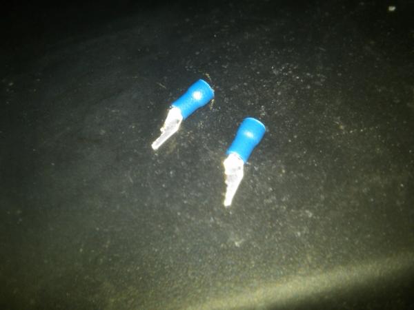 Take 2 spayed connectors and trim one side off. These will be used to make a gap